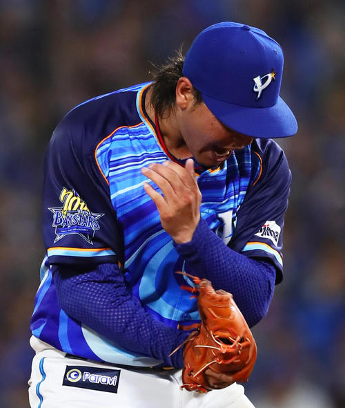 DeNA対ヤクルト　6回表ヤクルト2死一、二塁、中村を空振り三振に仕留めグラブをたたき雄たけびを上げる浜口（撮影・足立雅史）