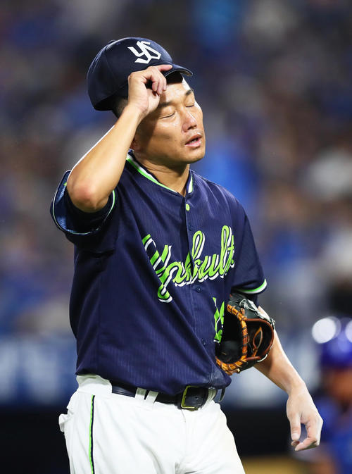 DeNA対ヤクルト　5回にDeNAに追加点を奪われ浮かない表情でベンチに戻るヤクルト石川（撮影・足立雅史）