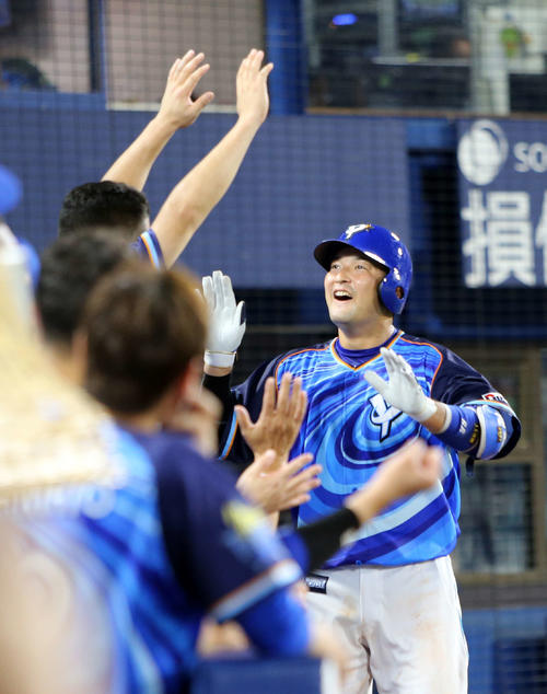 DeNA対ヤクルト　5回裏DeNA1死、嶺井は左越え本塁打を放ちベンチ前で笑顔を見せる（撮影・鈴木正人）