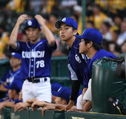 阪神対中日　9回試合を見る山本拓実（撮影・奥田泰也）