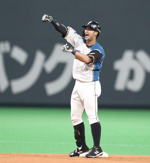 日本ハム対楽天　7回裏日本ハム2死二塁、左翼線に適時二塁打を放ちガッツポーズで叫ぶ谷口（撮影・黒川智章）