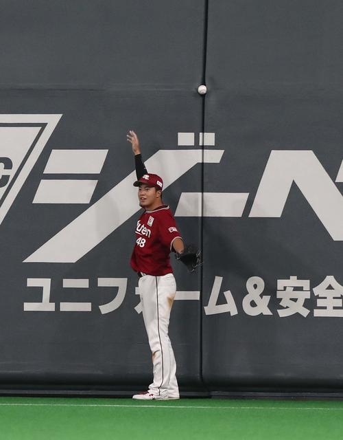 日本ハム対楽天　7回裏日本ハム1死二塁、石井の右翼フェンス直撃の打球がフェンスの隙間に挟まり取れなくなり二塁打になる。右翼手渡辺佳（撮影・黒川智章）