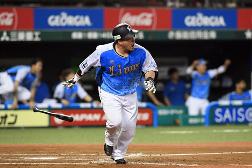 西武対ソフトバンク　8回裏西武2死二塁、中越えに適時打二塁打を放つ山川（撮影・たえ見朱実）