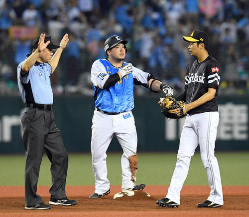 西武対ソフトバンク　8回裏西武2死二塁、中越えに適時打二塁打を放った山川（撮影・たえ見朱実）