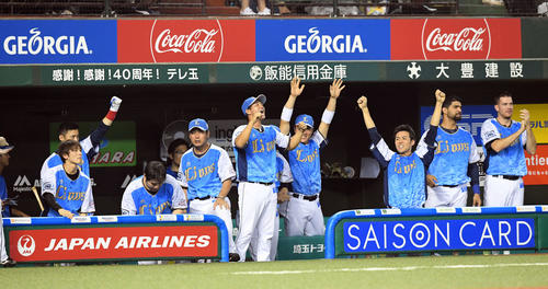 西武対ソフトバンク　8回裏西武2死二塁、山川穂高の適時打二塁打に盛り上がるベンチ（撮影・たえ見朱実）
