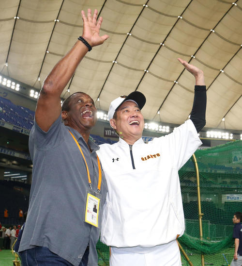 巨人対広島　試合前、激励に訪れたクロマティ氏（左）とポーズを決める巨人原監督（撮影・垰建太）