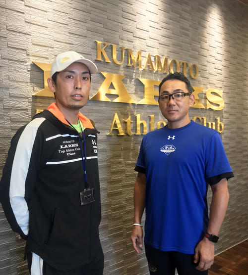 熊本ゴールデンラークスの田中監督（右）と、同監督の右腕として働く元ロッテの香月GM補佐（撮影・古川真弥）