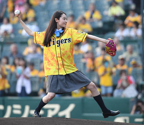 阪神対中日　ファーストピッチをする田辺桃子（撮影・奥田泰也）