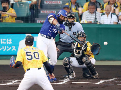 阪神対中日　1回表中日1死二塁、アルモンテは左前適時打を放つ（撮影・加藤哉）