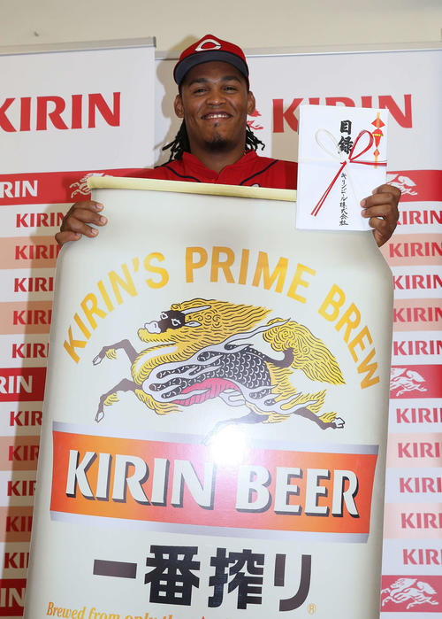 巨人対広島　試合前、キリンビールビッグボード賞の贈呈式に臨み、笑顔を見せる広島バティスタ（撮影・河野匠）