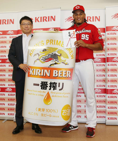 巨人対広島　試合前、キリンビールビッグボード賞の贈呈式に臨み、笑顔を見せる広島バティスタ（右）。左はキリンビール執行役員広域販売推進統括本部長の大谷氏（撮影・河野匠）