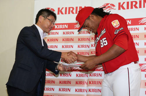 巨人対広島　試合前、キリンビール執行役員広域販売推進統括本部長の大谷氏（左）からキリンビールビッグボード賞を贈られる広島バティスタ（撮影・河野匠）
