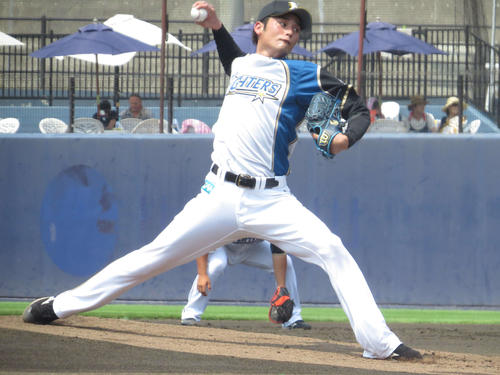 投球する日本ハム中村（撮影・本間翼）