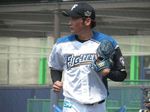 イニングを終えベンチへ引き揚げる日本ハム中村（撮影・本間翼）