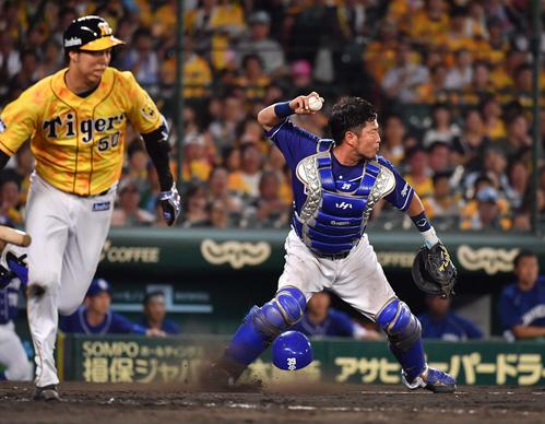阪神対中日　5回裏阪神1死一、二塁、青柳（左）の捕前バントを三塁へ送球し併殺を取る武山（撮影・上田博志）