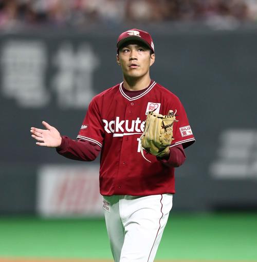 日本ハム対楽天　4回裏、打者を3人で抑えグラブをたたく則本昂（撮影・黒川智章）