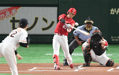 巨人対広島　1回表広島無死、西川は先頭打者本塁打を放つ（撮影・加藤諒）
