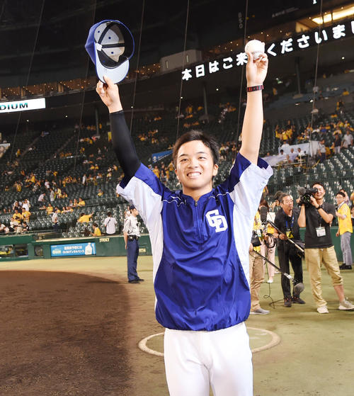 阪神対中日　初勝利をあげた山本はファンにあいさつをする（撮影・奥田泰也）