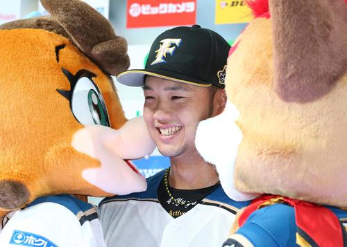 日本ハム対楽天　お立ち台でマスコットから祝福される谷口（撮影・黒川智章）