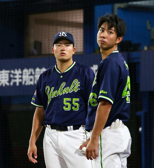 サヨナラ負けにぼうぜんとするヤクルトの村上（左）と太田（撮影・足立雅史）