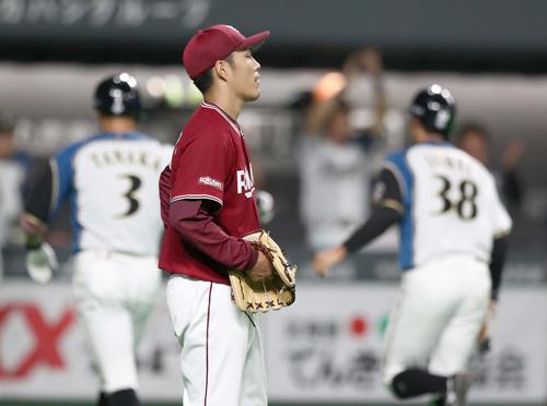 日本ハム対楽天　7回裏日本ハム1死二塁、宇佐見に適時打を浴び渋い表情の則本昂（撮影・黒川智章）