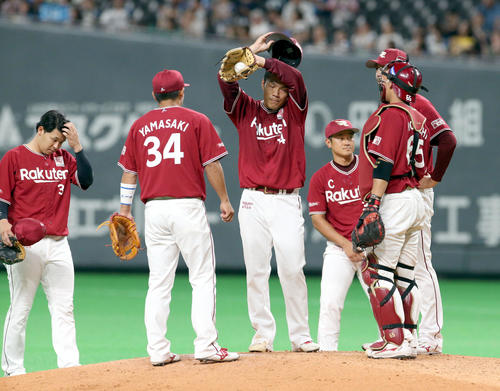 日本ハム対楽天　同点に追いつかれマウンド上で汗を拭う楽天則本昂（撮影・佐藤翔太）