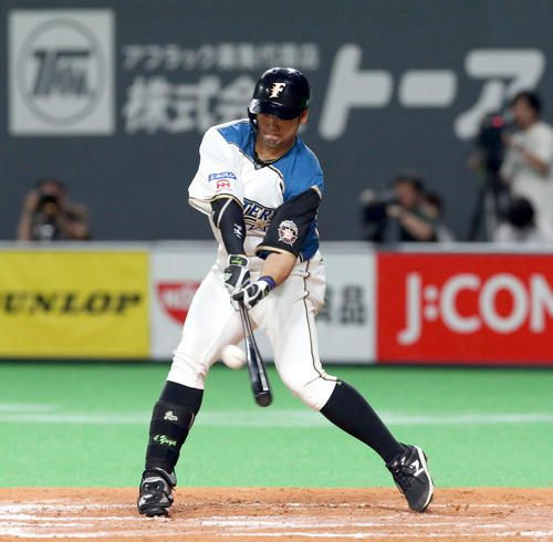 日本ハム対楽天　7回裏日本ハム2死二塁、谷口は勝ち越しとなる左前適時二塁打を放つ（撮影・佐藤翔太）