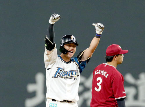 日本ハム対楽天　7回裏日本ハム2死二塁、勝ち越しとなる左前適時二塁打を放ちガッツポーズをする谷口（撮影・佐藤翔太）