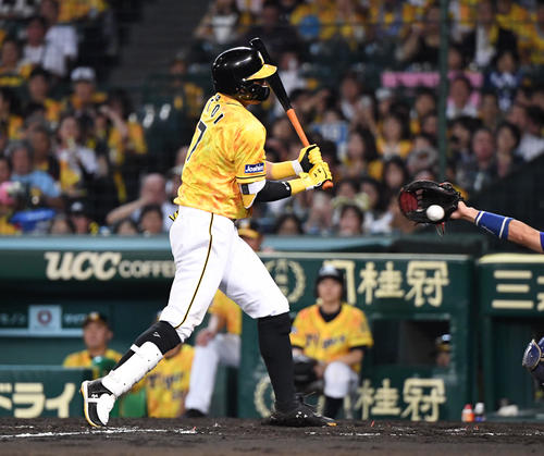 糸井は死球で出塁する（撮影・奥田泰也）