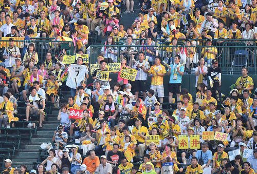 パネルをあげて糸井を応援する阪神ファン（撮影・上田博志）