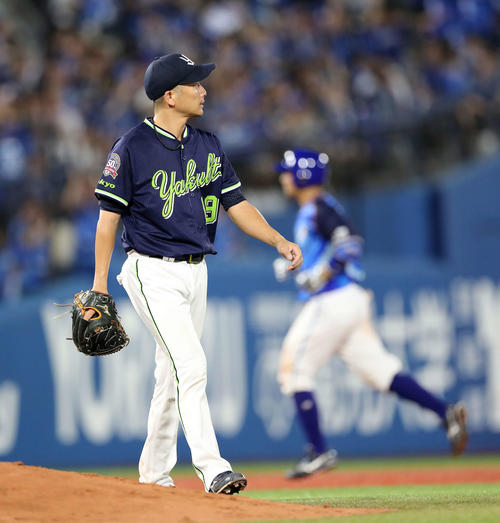 DeNA対ヤクルト　5回裏DeNA1死、嶺井（右）に左越え本塁打を放たれ悔しそうな表情を見せるヤクルト石川（撮影・鈴木正人）