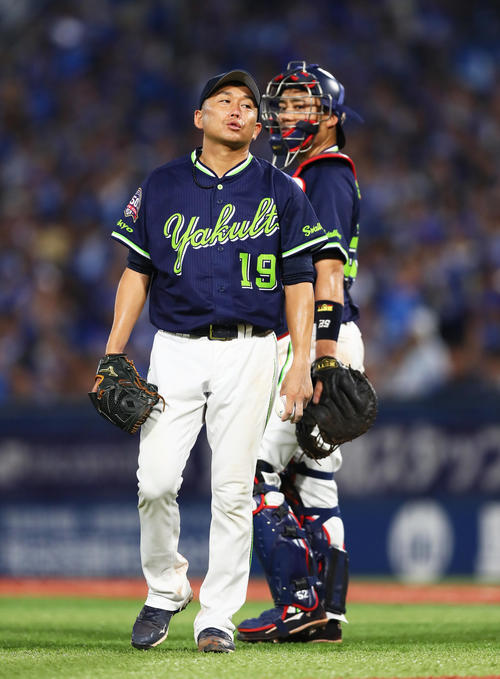 DeNA対ヤクルト　4回裏DeNA2死一、二塁、大和に中越え適時三塁打を浴び渋い表情を見せる石川（左）と捕手中村（撮影・足立雅史）