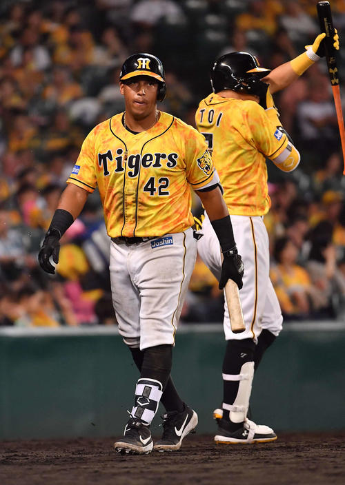 阪神対中日　8回裏阪神1死、空振り三振に倒れるヤンハービス・ソラーテ（撮影・上田博志）