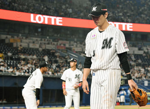 ロッテ対オリックス　4回に3失点し肩を落とし引き揚げるロッテ涌井（手前）（撮影・滝沢徹郎）