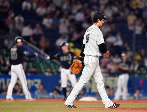 ロッテ対オリックス　4回表オリックス2死満塁、四球押し出しで失点し肩を落とす涌井（手前）（撮影・滝沢徹郎）