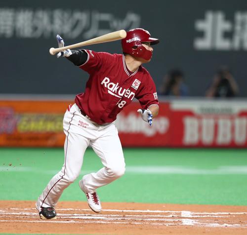 日本ハム対楽天　7回表楽天1死二塁、右中間に適時三塁打を放つ渡辺佳（撮影・黒川智章）