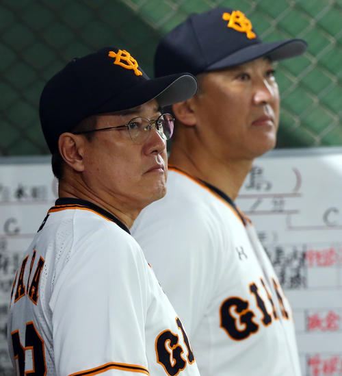 巨人対広島　3回裏巨人2死一塁、山本が遊ゴロに倒れ厳しい表情で戦況を見つめる原監督（手前）（撮影・垰建太）