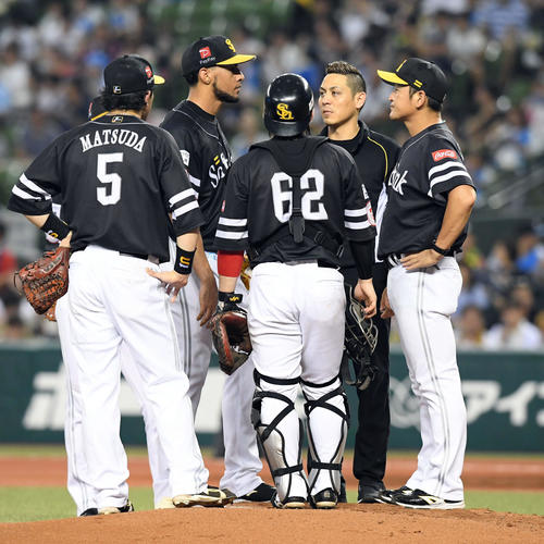 西武対ソフトバンク　1回裏、3者連続四球で満塁とされたスアレスは倉野信次コーチから指示を受ける（撮影・たえ見朱実）