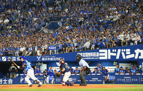 DeNA対ヤクルト　9回裏DeNA1死満塁、宮崎はサヨナラ打を放つ（撮影・足立雅史）