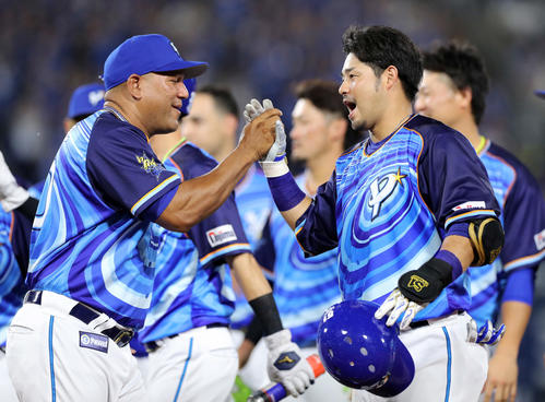 DeNA対ヤクルト　サヨナラ安打を放ちラミレス監督（左）とタッチするDeNA宮崎（撮影・鈴木正人）