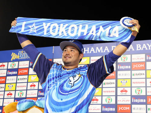 DeNA対ヤクルト　お立ち台で笑顔を見せるDeNA宮崎（撮影・鈴木正人）