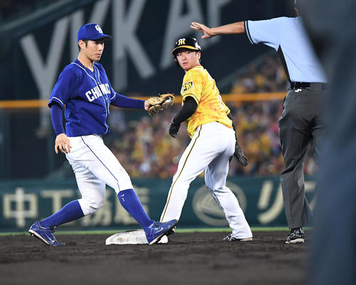 阪神対中日　4回裏阪神1死、近本光司（右）は二塁盗塁を決める（撮影・奥田泰也）