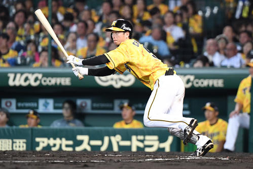 阪神対中日　6回裏阪神無死、近本光司は中前安打を放つ（撮影・奥田泰也）