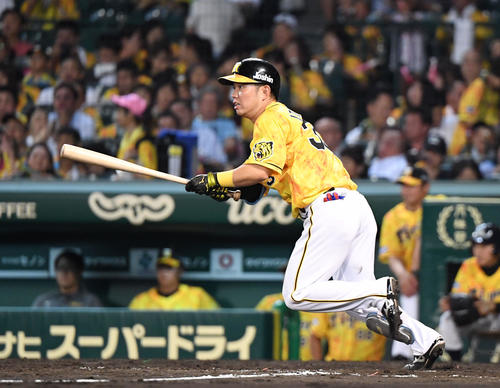 阪神対中日　5回裏阪神1死、糸原健斗は中前安打を放つ（撮影・奥田泰也）