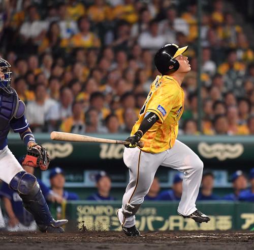 阪神対中日　9回裏阪神2死一塁、中前安打を放つ糸原健斗（撮影・上田博志）