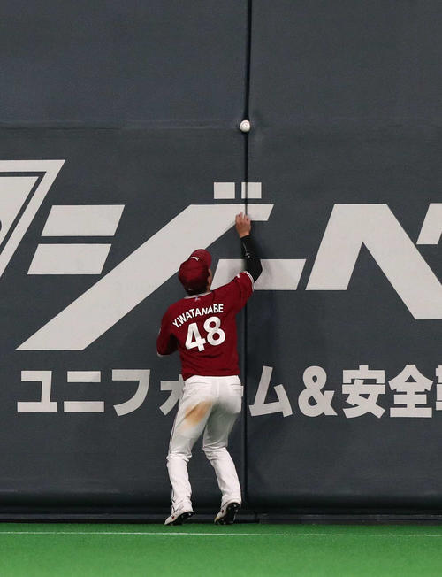 日本ハム対楽天　7回裏日本ハム1死二塁、石井の右翼フェンス直撃の打球がフェンスの隙間に挟まり取れなくなり二塁打になる。右翼手渡辺佳（撮影・黒川智章）