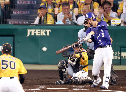 4回表中日無死一、三塁、阿部は右前適時打を放つ（撮影・加藤哉）