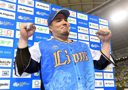 西武対ソフトバンク　ソフトバンクに2連勝しお立ち台でポーズを決める西武山川（撮影・たえ見朱実）