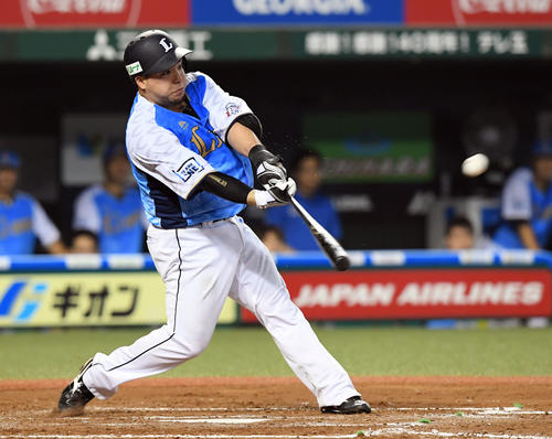 西武対ソフトバンク　8回裏西武2死二塁、中越えに適時打二塁打を放つ山川（撮影・たえ見朱実）