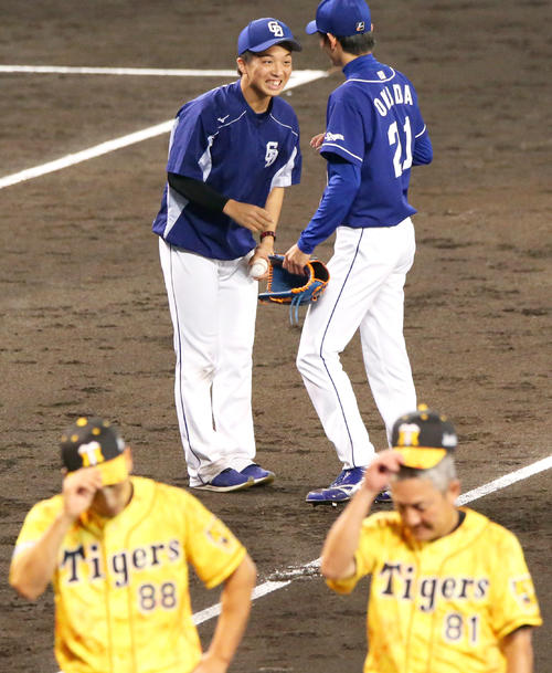 阪神対中日　山本（左）はプロ初勝利を挙げ、岡田から勝利球を受け取る（撮影・上山淳一）